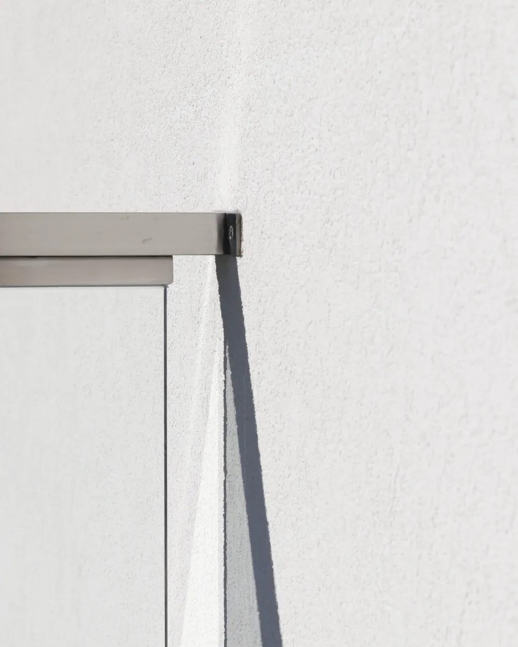 Serralharia em aço inox e alumínio realizados pela Lumiinox, soldadura e instalação de estruturas metálicas ou interiores personalizadas em Portugal.