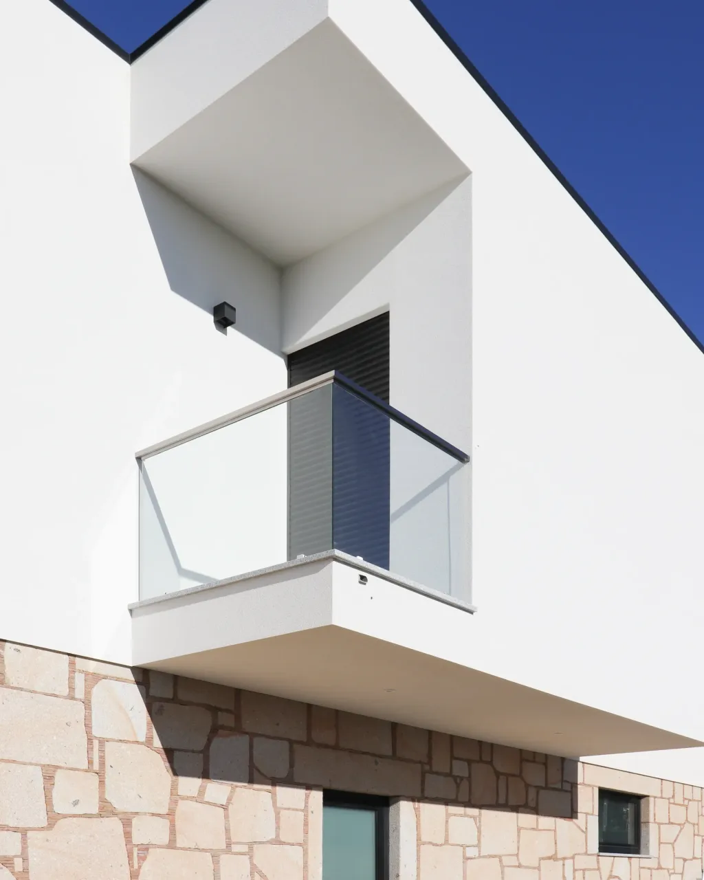 Serralharia em aço inox e alumínio realizados pela Lumiinox, soldadura e instalação de estruturas metálicas ou interiores personalizadas em Portugal.