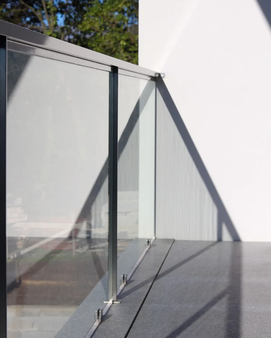 Serralharia em aço inox e alumínio realizados pela Lumiinox, soldadura e instalação de estruturas metálicas ou interiores personalizadas em Portugal.