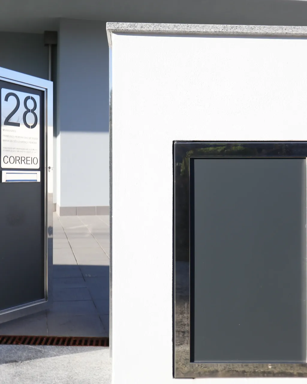 Serralharia em aço inox e alumínio realizados pela Lumiinox, soldadura e instalação de estruturas metálicas ou interiores personalizadas em Portugal.