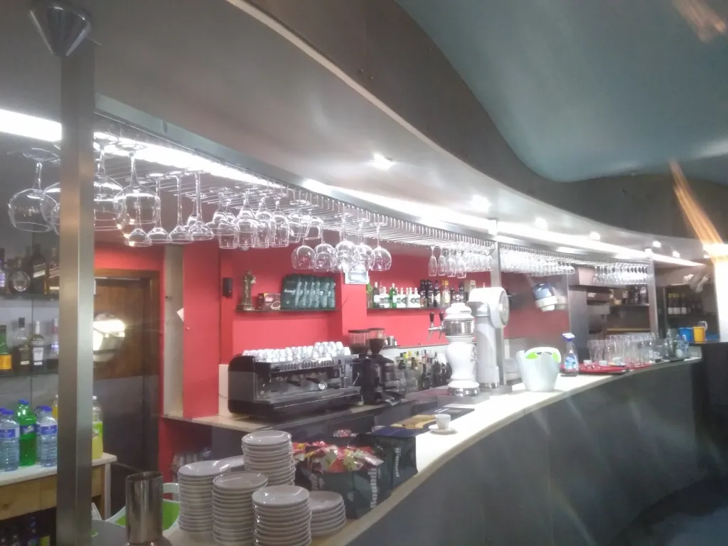 Serralharia em aço inox e alumínio realizados pela Lumiinox, soldadura e instalação de estruturas metálicas ou interiores personalizadas em Portugal.