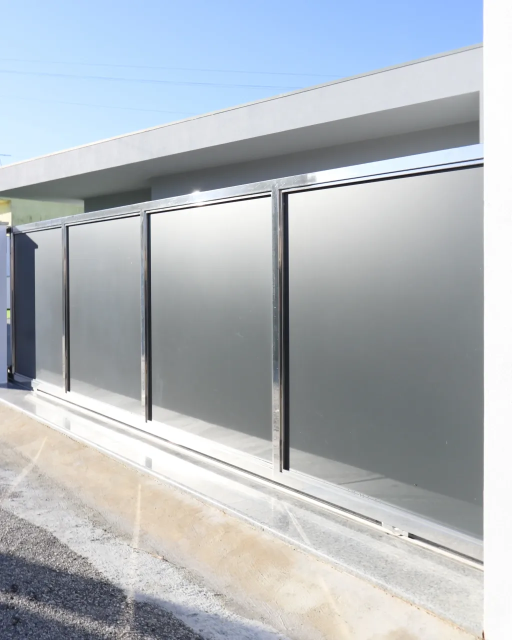 Serralharia em aço inox e alumínio realizados pela Lumiinox, soldadura e instalação de estruturas metálicas ou interiores personalizadas em Portugal.