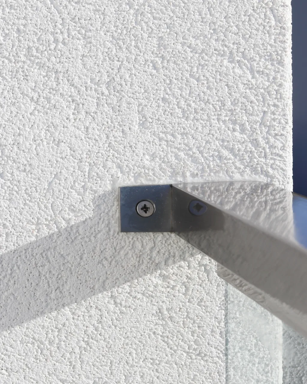 Serralharia em aço inox e alumínio realizados pela Lumiinox, soldadura e instalação de estruturas metálicas ou interiores personalizadas em Portugal.