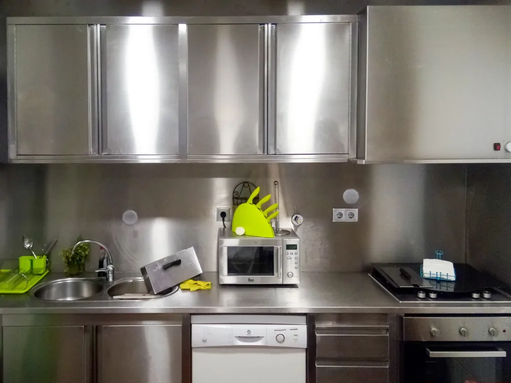 Serralharia em aço inox e alumínio realizados pela Lumiinox, soldadura e instalação de estruturas metálicas ou interiores personalizadas em Portugal.