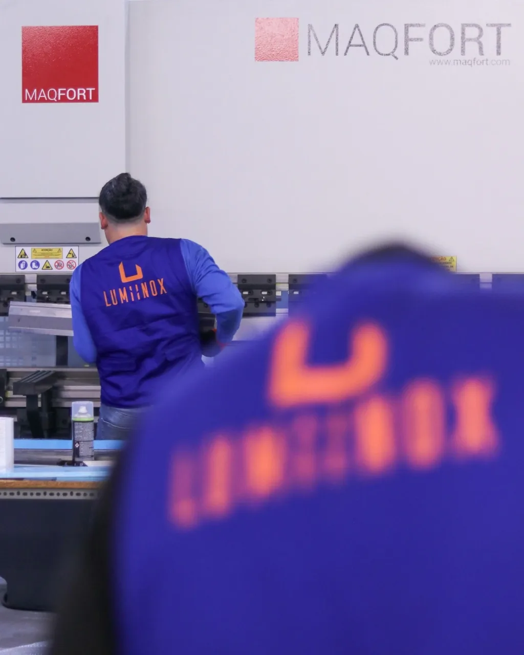 Equipa da Lumiinox a trabalhar chapa metálica no equipamento MAQFORT