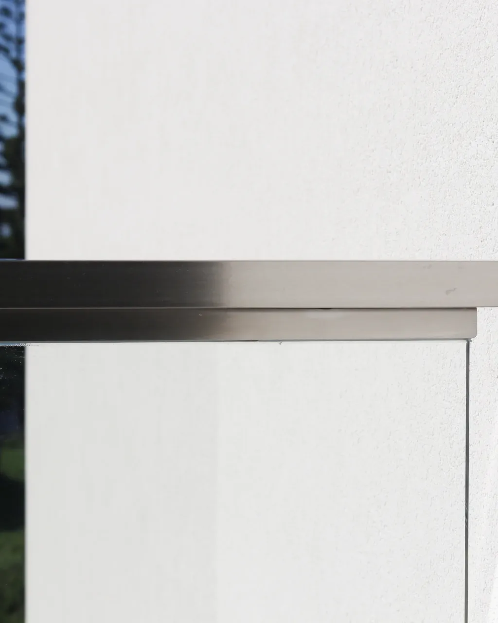Serralharia em aço inox e alumínio realizados pela Lumiinox, soldadura e instalação de estruturas metálicas ou interiores personalizadas em Portugal.