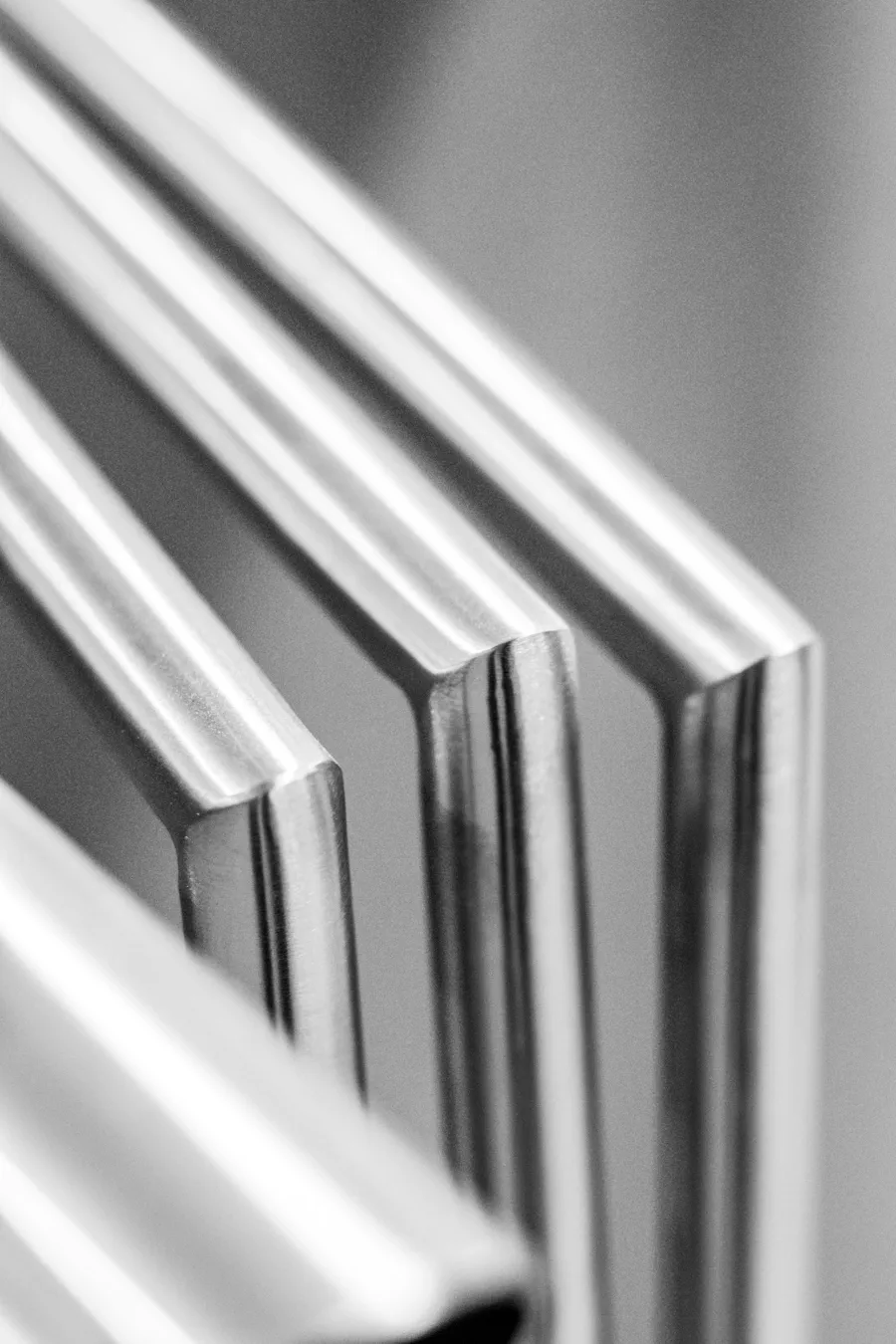 Serralharia em aço inox e alumínio realizados pela Lumiinox, soldadura e instalação de estruturas metálicas ou interiores personalizadas em Portugal.