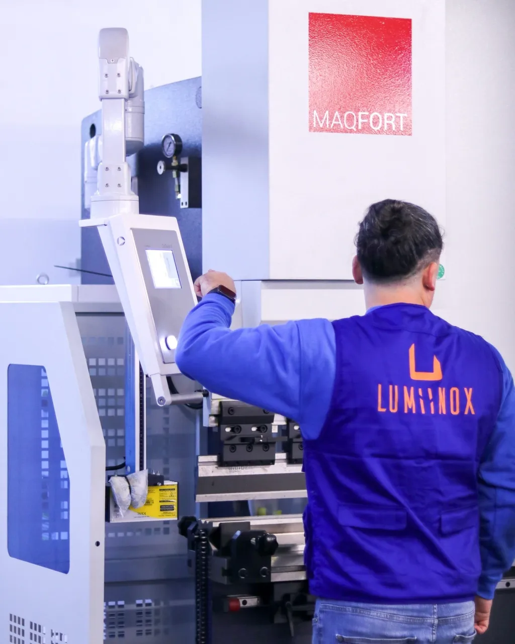 Profissional da Lumiinox a operar uma máquina MAQFORT na oficina