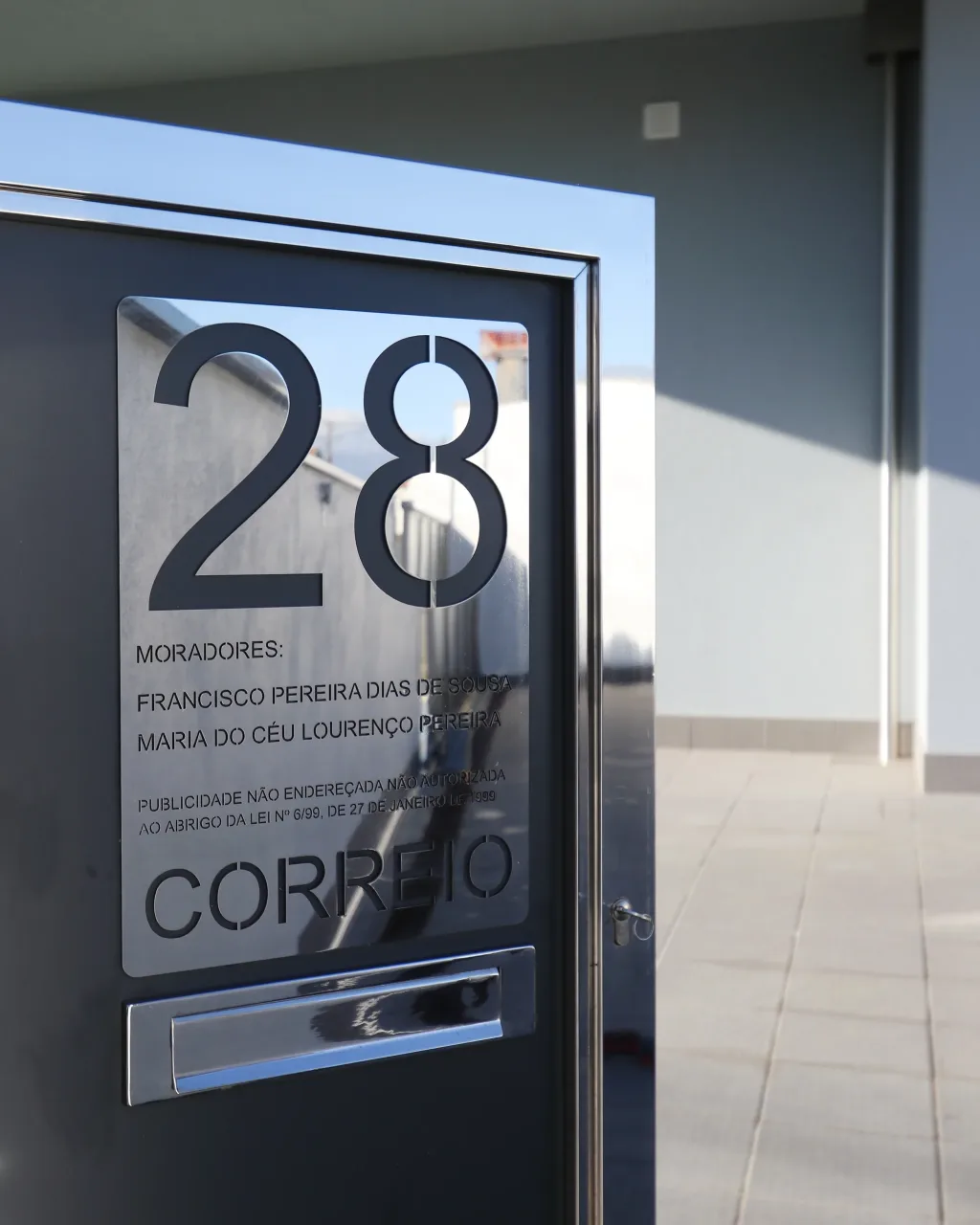Serralharia em aço inox e alumínio realizados pela Lumiinox, soldadura e instalação de estruturas metálicas ou interiores personalizadas em Portugal.