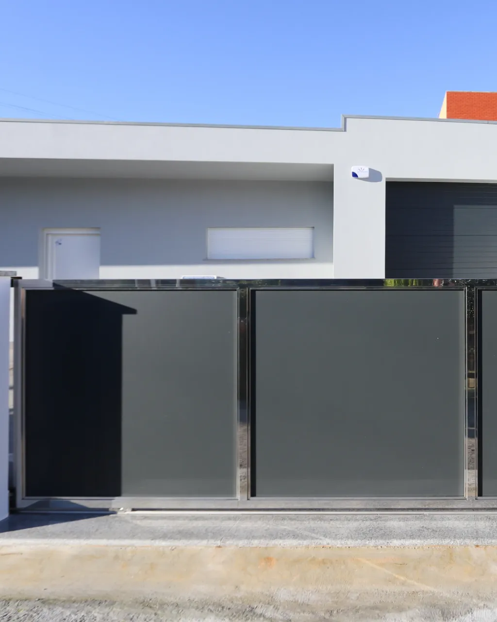 Serralharia em aço inox e alumínio realizados pela Lumiinox, soldadura e instalação de estruturas metálicas ou interiores personalizadas em Portugal.