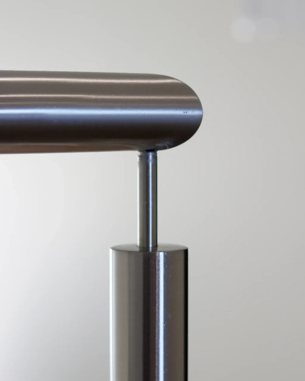 Serralharia em aço inox e alumínio realizados pela Lumiinox, soldadura e instalação de estruturas metálicas ou interiores personalizadas em Portugal.