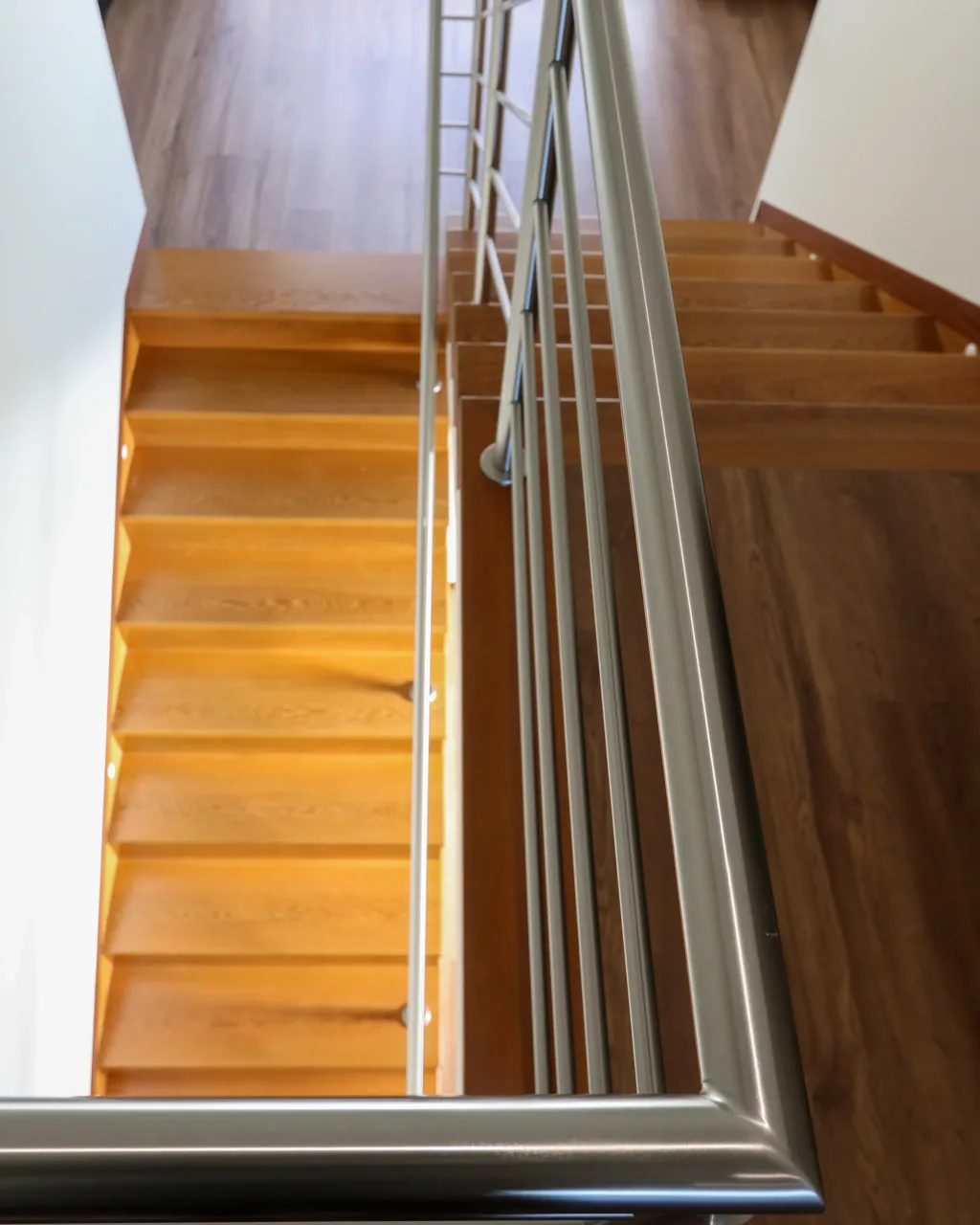 Serralharia em aço inox e alumínio realizados pela Lumiinox, soldadura e instalação de estruturas metálicas ou interiores personalizadas em Portugal.