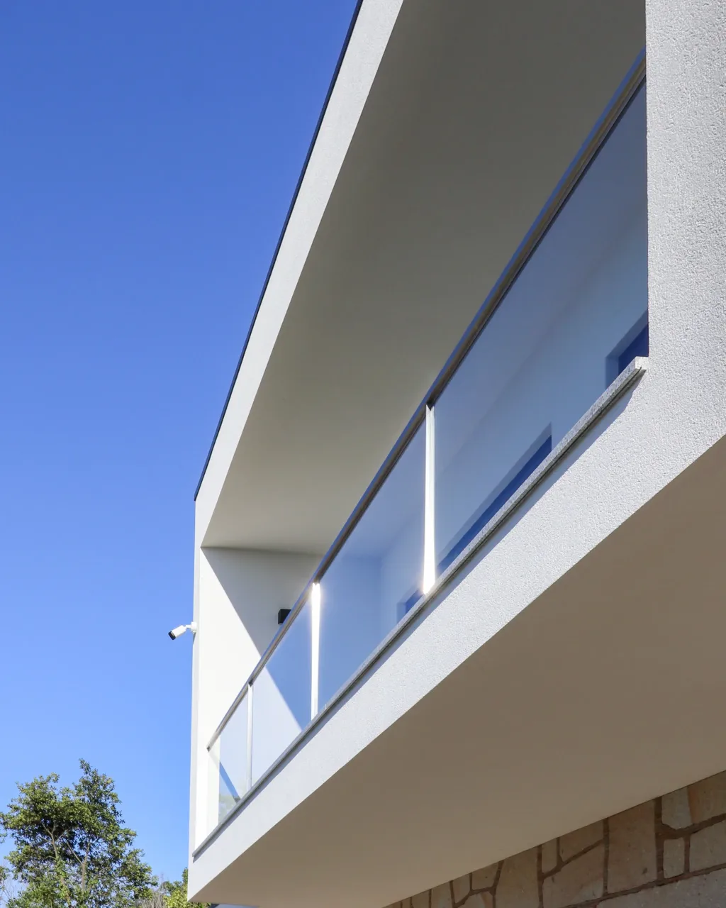 Serralharia em aço inox e alumínio realizados pela Lumiinox, soldadura e instalação de estruturas metálicas ou interiores personalizadas em Portugal.