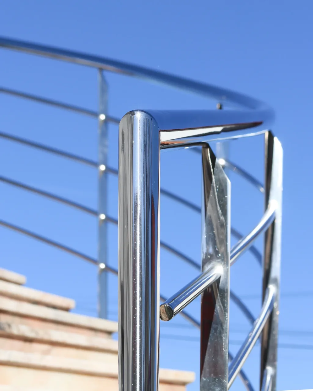 Serralharia em aço inox e alumínio realizados pela Lumiinox, soldadura e instalação de estruturas metálicas ou interiores personalizadas em Portugal.