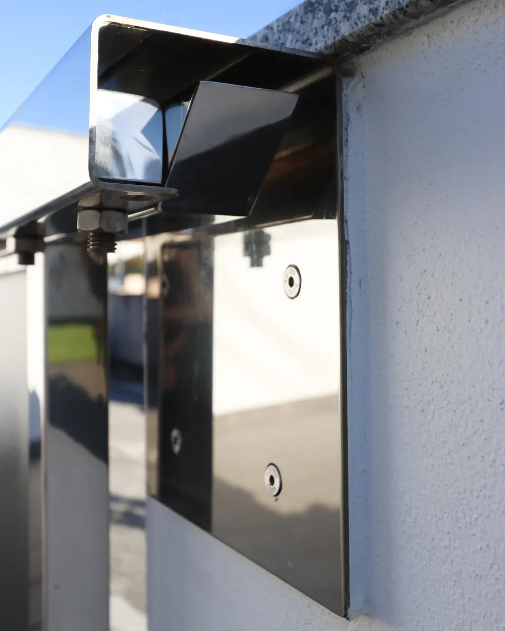 Serralharia em aço inox e alumínio realizados pela Lumiinox, soldadura e instalação de estruturas metálicas ou interiores personalizadas em Portugal.