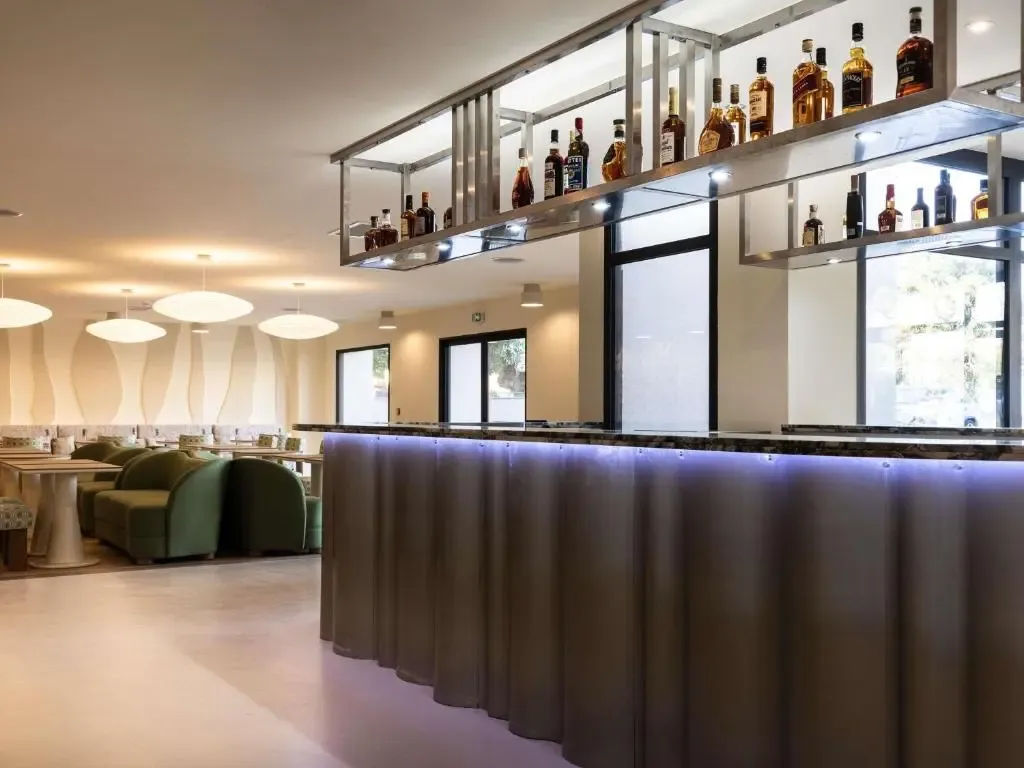 Serralharia em aço inox e alumínio realizados pela Lumiinox, soldadura e instalação de estruturas metálicas ou interiores personalizadas em Portugal.