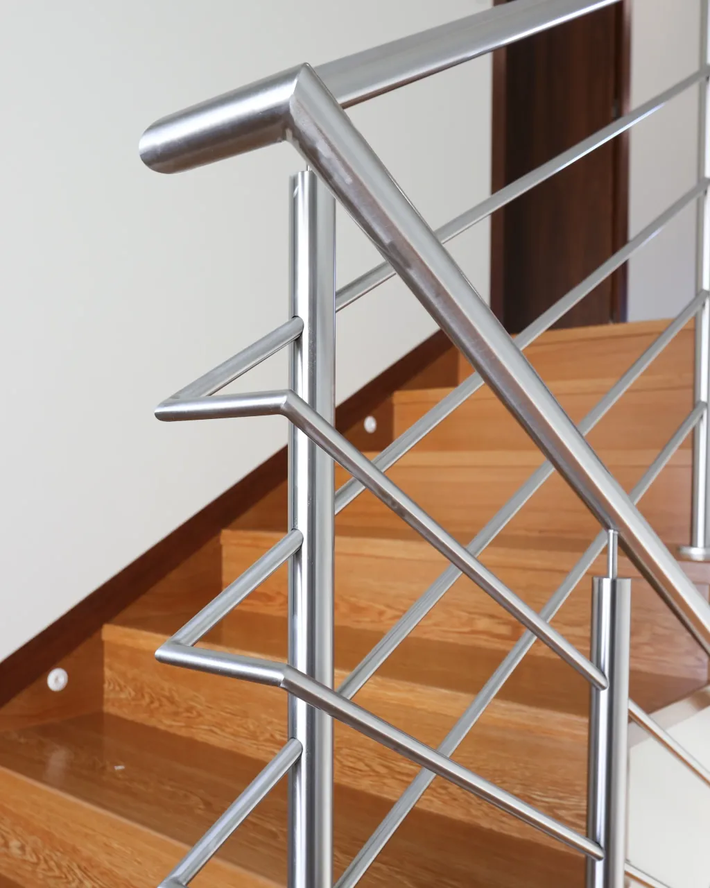 Serralharia em aço inox e alumínio realizados pela Lumiinox, soldadura e instalação de estruturas metálicas ou interiores personalizadas em Portugal.