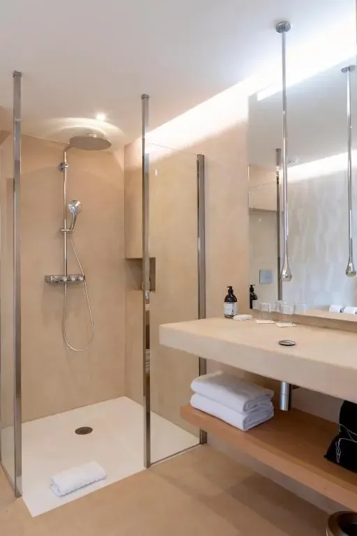 Serralharia em aço inox e alumínio realizados pela Lumiinox, soldadura e instalação de estruturas metálicas ou interiores personalizadas em Portugal.