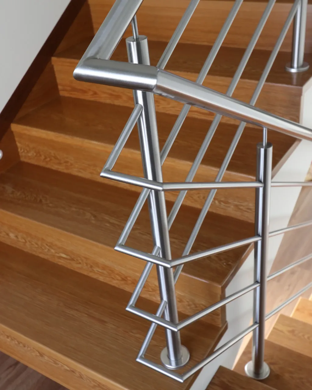 Serralharia em aço inox e alumínio realizados pela Lumiinox, soldadura e instalação de estruturas metálicas ou interiores personalizadas em Portugal.