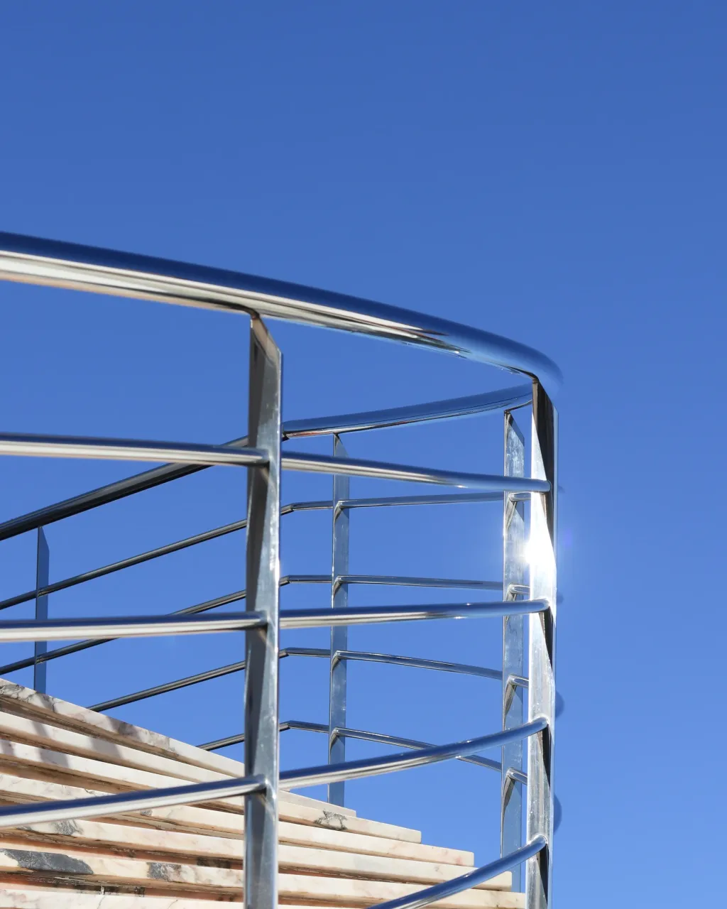 Serralharia em aço inox e alumínio realizados pela Lumiinox, soldadura e instalação de estruturas metálicas ou interiores personalizadas em Portugal.