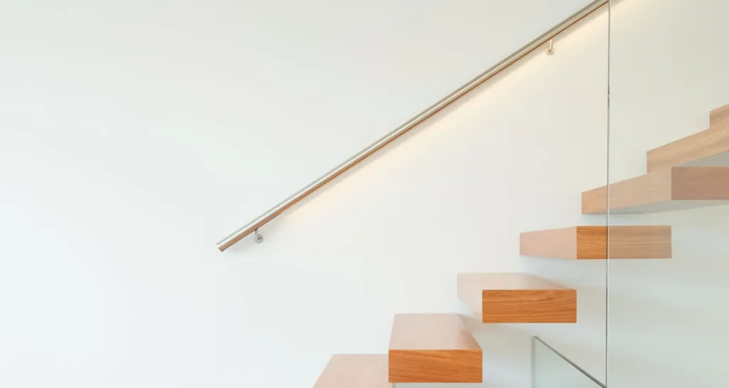 Escada interior em madeira com corrimão em inox e guarda de vidro