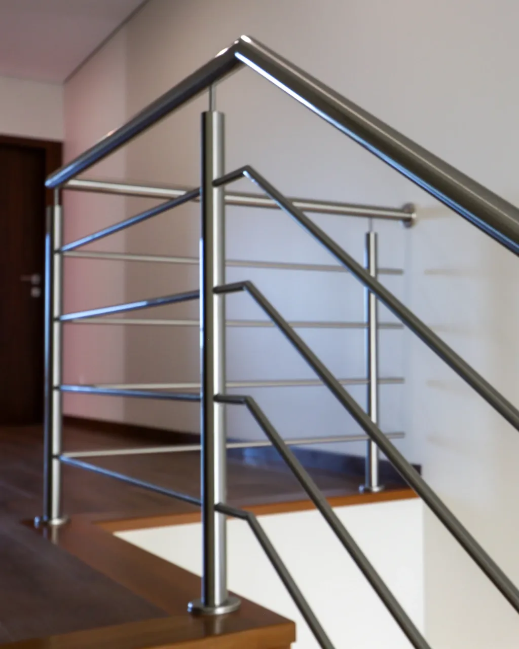 Serralharia em aço inox e alumínio realizados pela Lumiinox, soldadura e instalação de estruturas metálicas ou interiores personalizadas em Portugal.