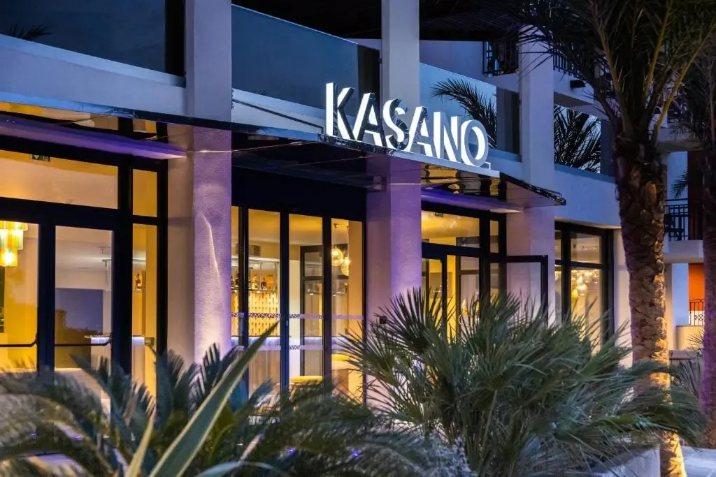 Serralharia em aço inox e alumínio realizados pela Lumiinox, soldadura e instalação de estruturas metálicas ou interiores personalizadas em Portugal.