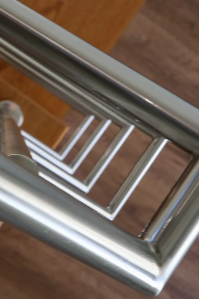 Serralharia em aço inox e alumínio realizados pela Lumiinox, soldadura e instalação de estruturas metálicas ou interiores personalizadas em Portugal.