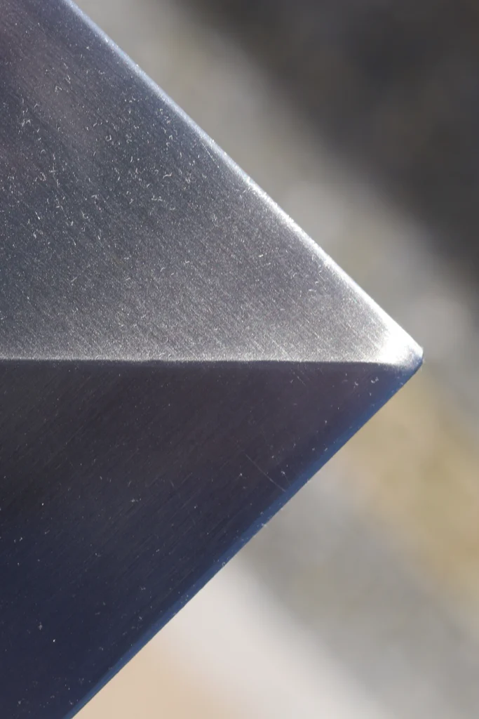 Serralharia em aço inox e alumínio realizados pela Lumiinox, soldadura e instalação de estruturas metálicas ou interiores personalizadas em Portugal.