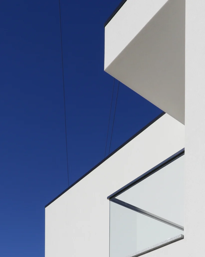 Serralharia em aço inox e alumínio realizados pela Lumiinox, soldadura e instalação de estruturas metálicas ou interiores personalizadas em Portugal.